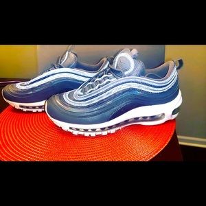 Women’s size 7 AIR Max 97